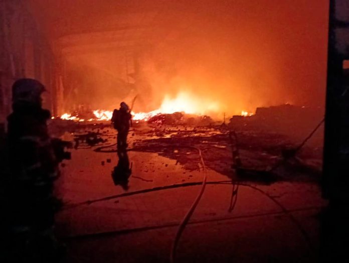 Kilang perabot musnah terbakar di Bukit Rambai, Melaka