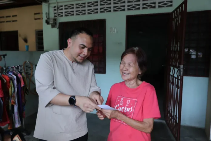 PM Anwar sampaikan sumbangan kepada ibu tunggal di Semambu