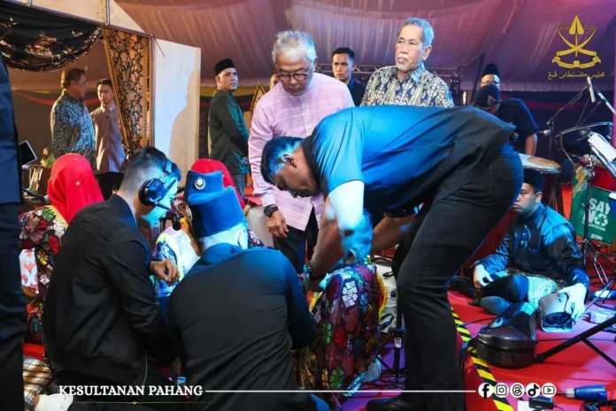 Sultan of Pahang, Al-Sultan Abdullah Ri’ayatuddin Al-Mustafa Billah Shah graciously inspected the condition of a competition participant who had fallen after completing a performance. - Pic credit Kesultanan Pahang Facebook page