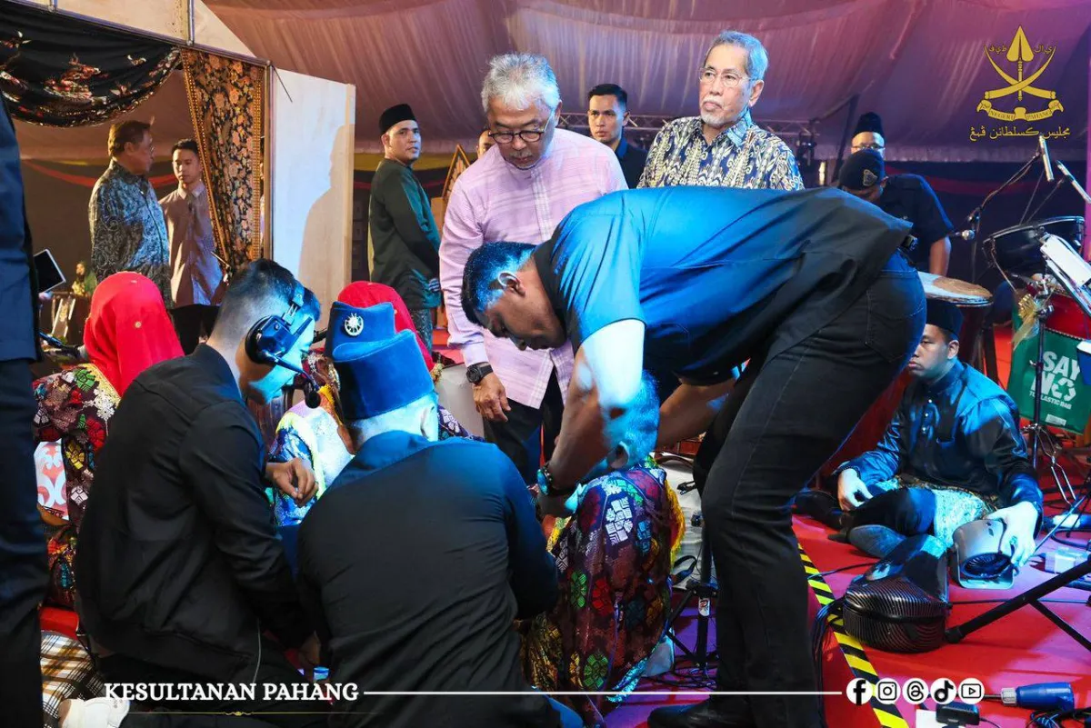 573331994-1366056491636415-2908242837492559219-n Sultan of Pahang, Al-Sultan Abdullah Ri’ayatuddin Al-Mustafa Billah Shah graciously inspected the condition of a competition participant who had fallen after completing a performance. - Pic credit Kesultanan Pahang Facebook page