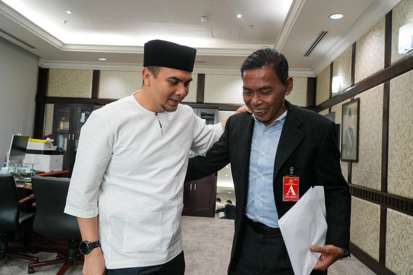 PM ANWAR HULUR SUMBANGAN KEPADA AZMAN ADNAN