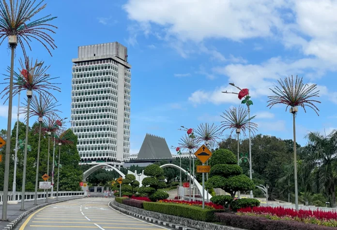 Isu tiket penerbangan ke Sabah dan kesesakan jalan Johor dibangkit di Parlimen