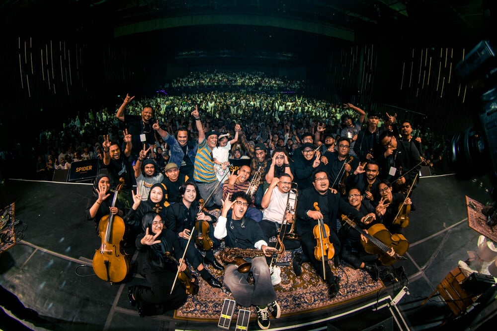 Grunge nostalgia with spider unplugged Grunge nostalgia with spider unplugged