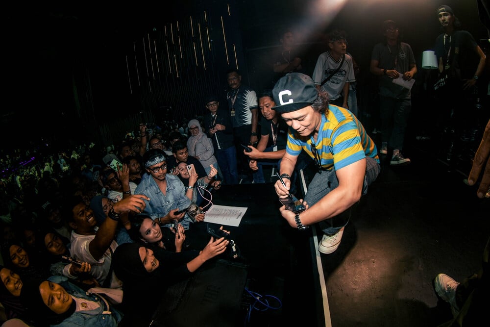 Grunge nostalgia with spider unplugged Grunge nostalgia with spider unplugged