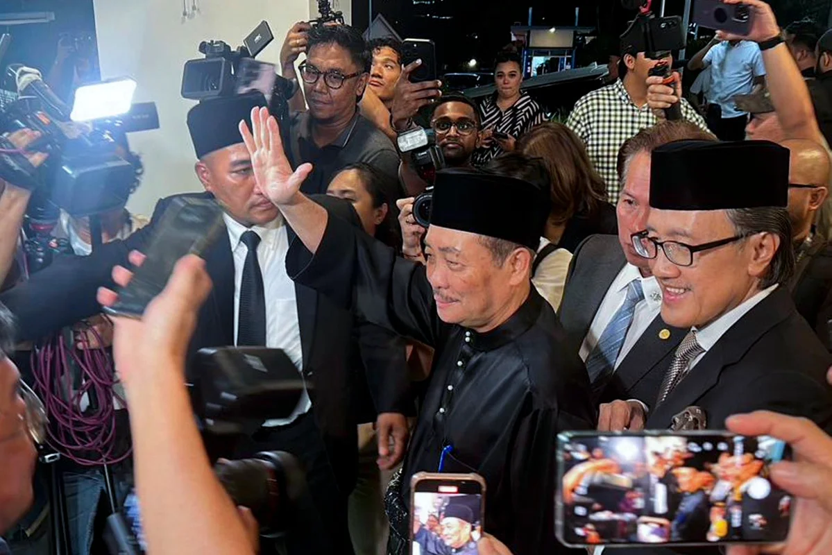 Anwar_congratulates_Hajiji_on_Sabah_election_victory