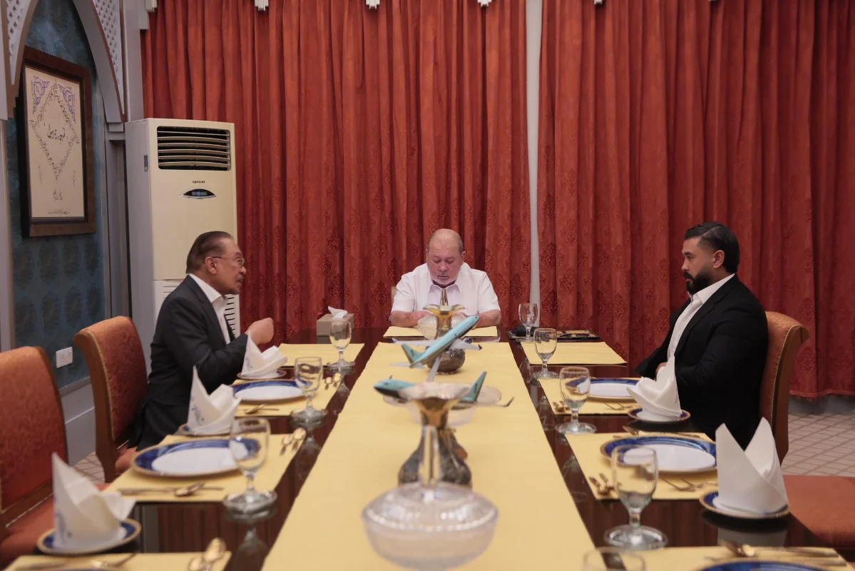 Anwar meets King and Johor Regent to discuss economic development Anwar meets King and Johor Regent to discuss economic development