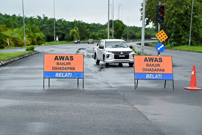 _Beberapa jalan utama di Shah Alam ditutup akibat banjir Beberapa jalan utama di Shah Alam ditutup akibat banjir