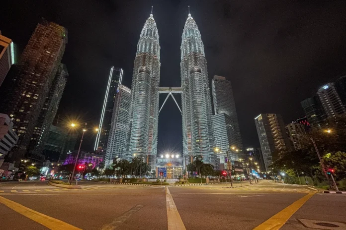 DBKL fines 22 unlicensed photographers at Petronas Twin Towers