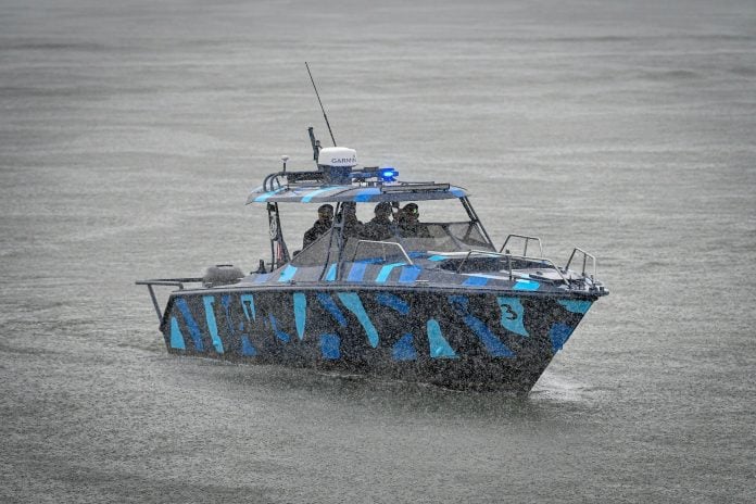 Polis Marin rampas 16 ekor burung bayan puling dilindungi di Kijal