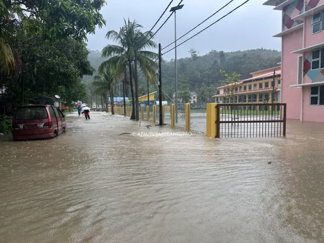 Floods_hit_Redang_and_Perhentian_islands__hundreds_evacuated