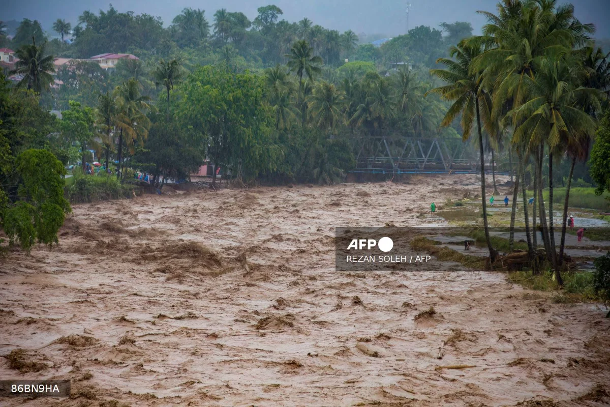 Indonesia_flood_and_landslide_death_toll_climbs_to_19
