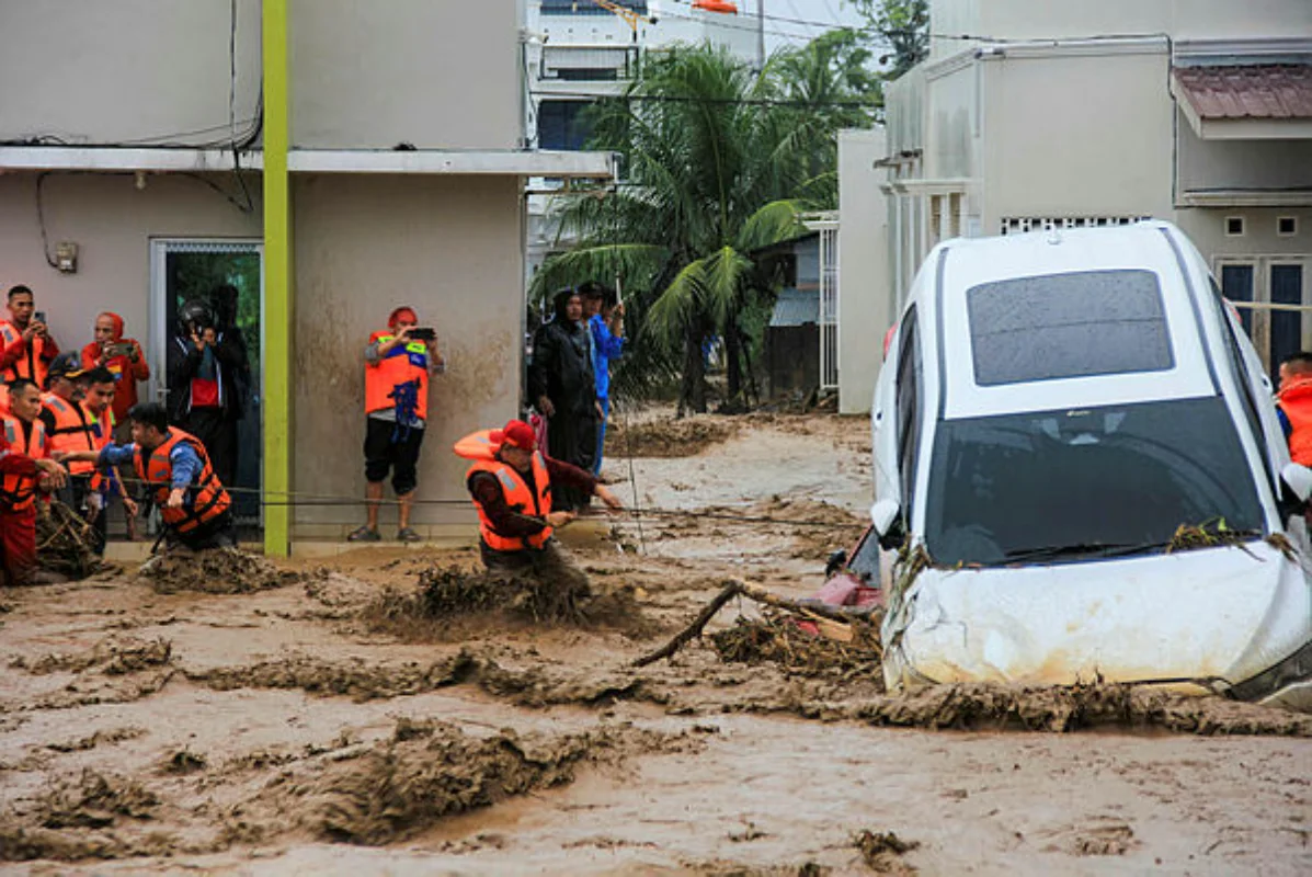 Indonesia_residents_rush_outside_as_6_6M_quake_strikes