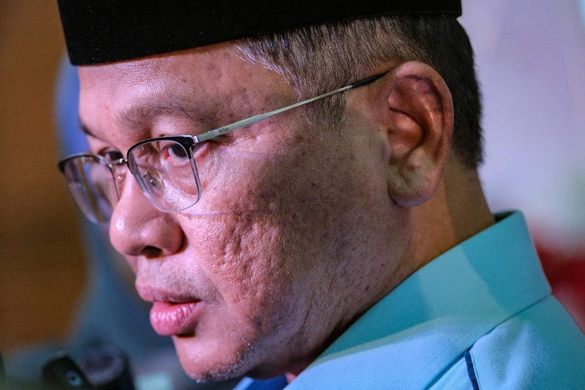 Mohd Na'im bids farewell to staff after cabinet reshuffle Mohd Na'im bids farewell to staff after cabinet reshuffle