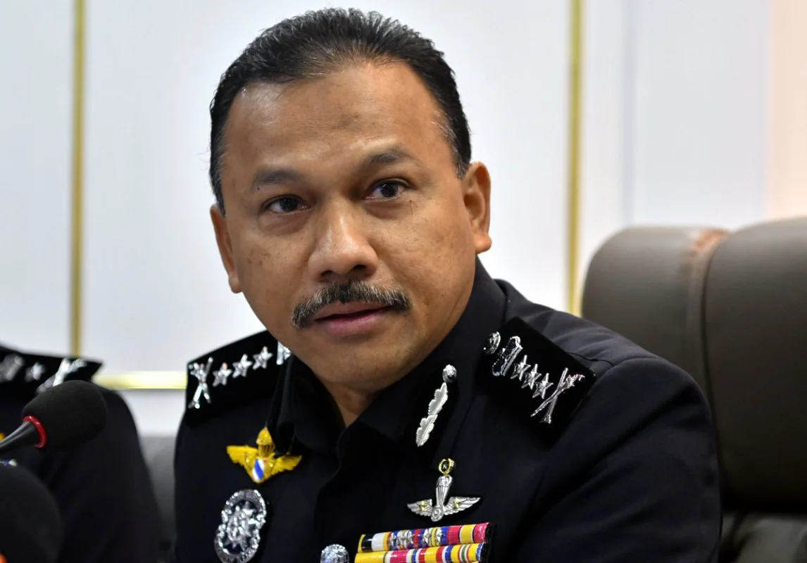Police enforce mandatory evacuation for flood victims in Kelantan Police enforce mandatory evacuation for flood victims in Kelantan