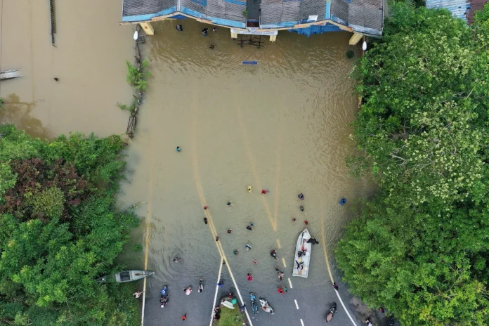 Flood evacuees rise in five states as waters breach danger levels Flood evacuees rise in five states as waters breach danger levels