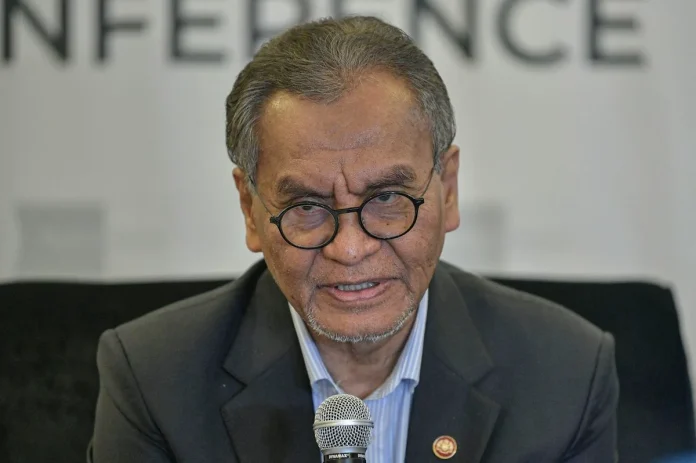 Malaysia's Health Ministry reports decreasing influenza rates with ILI consultations at 8.18% and SARI admissions at 10.45% for week 43.