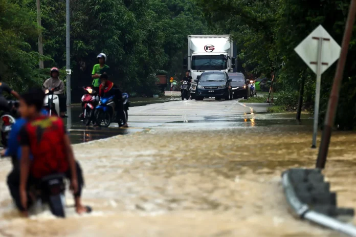 KPWKM_urges_caution_as_floods_claim_two_lives_in_Kelantan