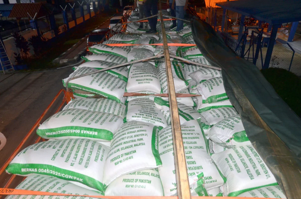 Kelantan_police_seize_40_tonnes_of_undocumented_white_rice