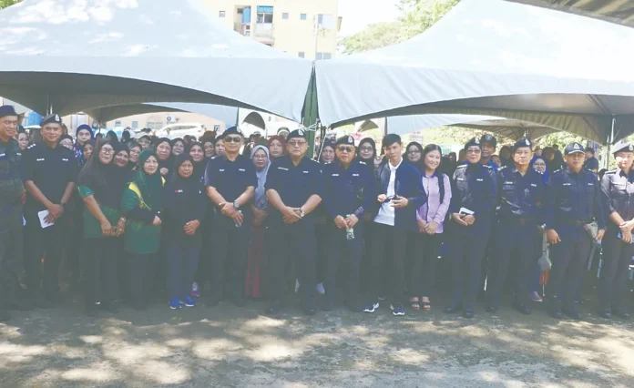 Lahad Datu police strengthen bonds with public