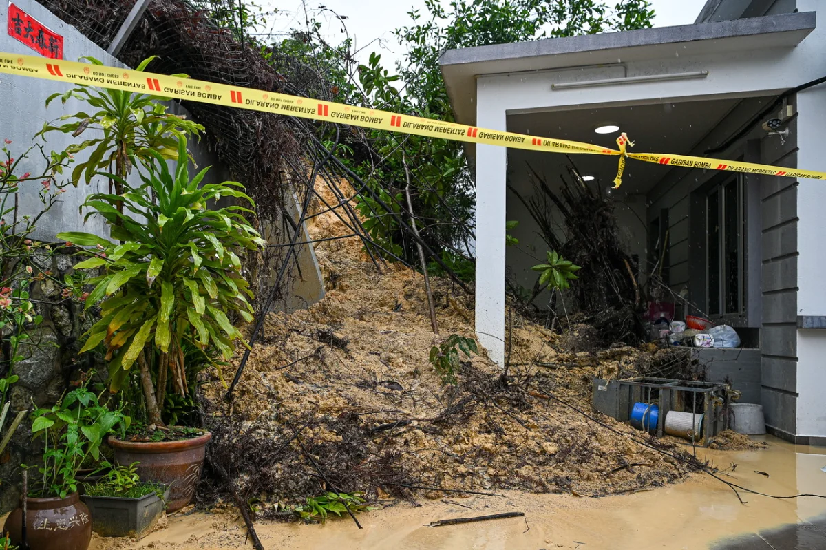 Landslide_buries_house_in_Seremban__family_evacuated_to_hotel