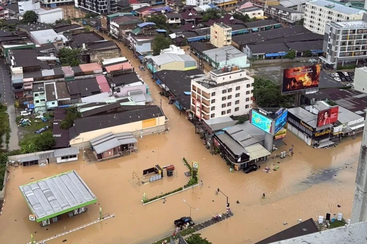 Malaysian_tourists_stranded_in_flooded_Hat_Yai__Thailand