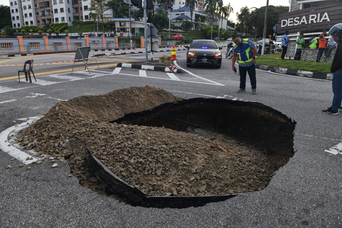 Sinkhole forces temporary road closure on Jalan Dato Ismail Hashim Sinkhole forces temporary road closure on Jalan Dato Ismail Hashim