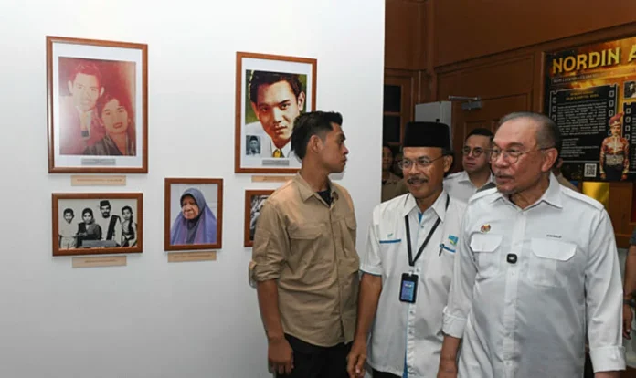 Anwar lawat galeri Nordin Ahmad semarak warisan seni di sekolah