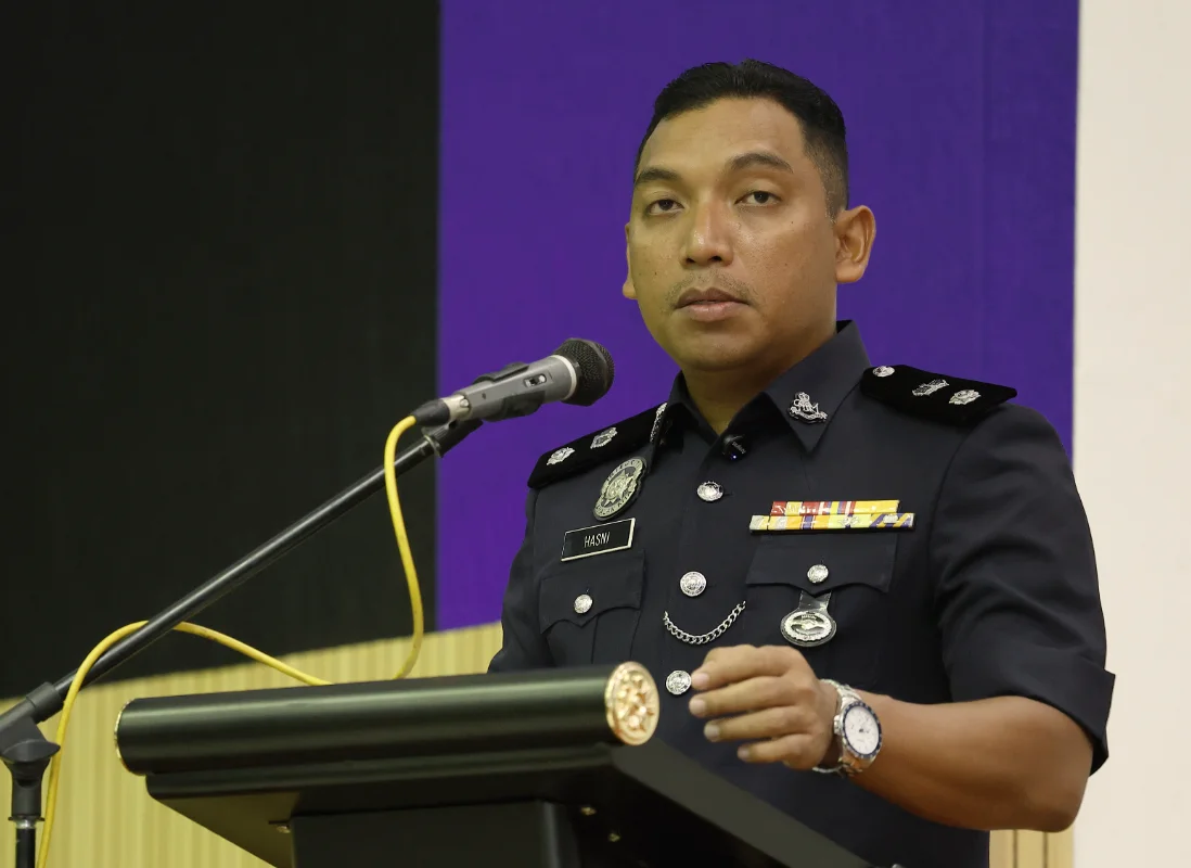 Man disguised as woman sought for seven Tanjong Malim break-ins Man disguised as woman sought for seven Tanjong Malim break-ins