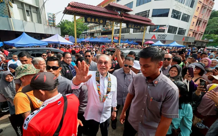 Anwar Ibrahim ramah mesra dengan komuniti di Pasar Pagi Gaya Street