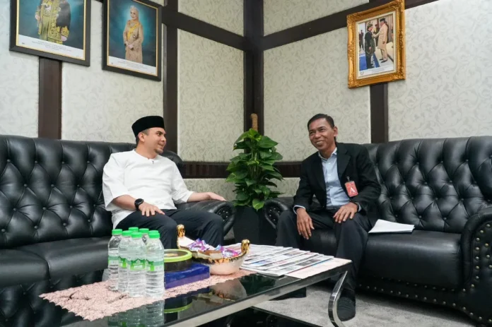 PM Anwar offers support to Azman Adnan before knee surgery
