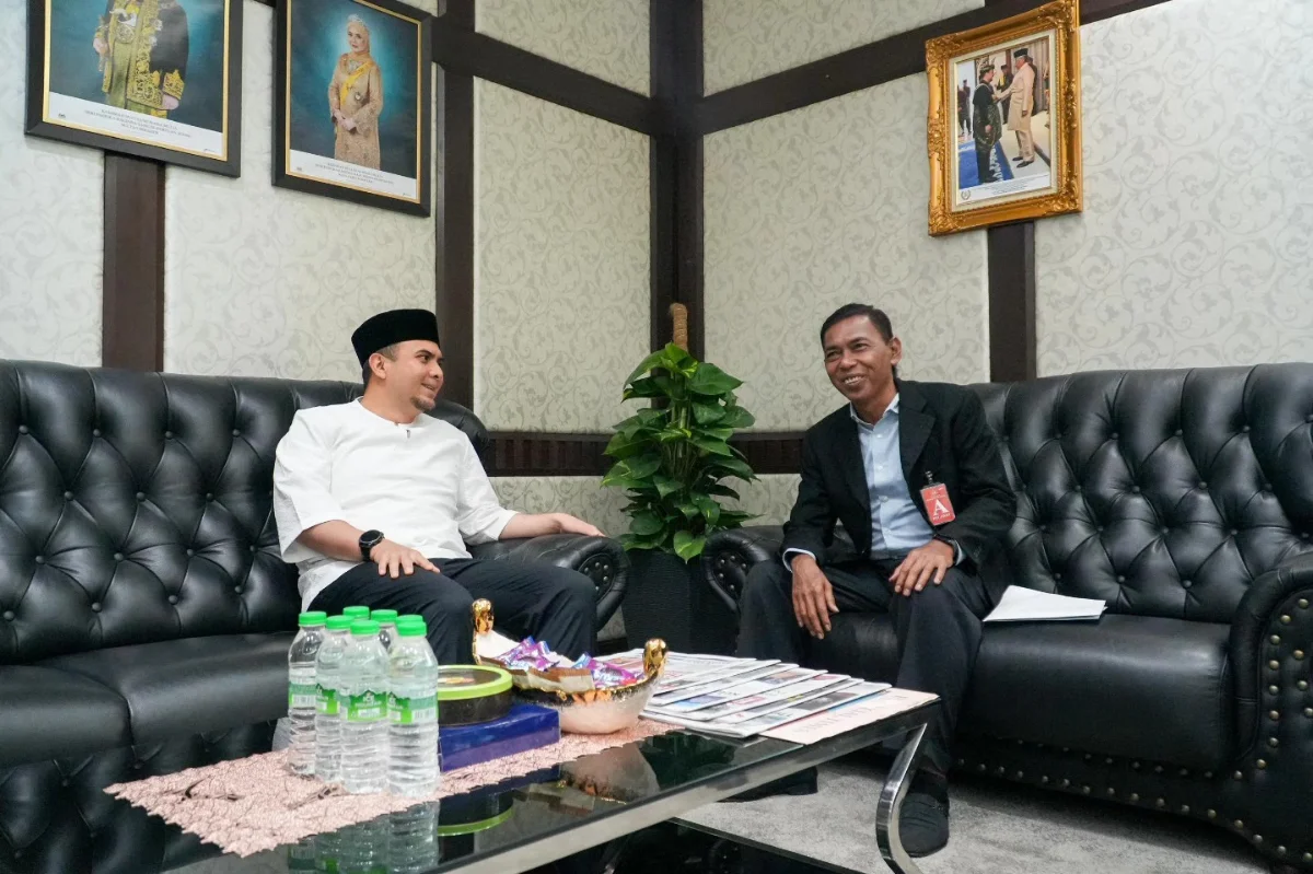 PM Anwar offers support to Azman Adnan before knee surgery PM Anwar offers support to Azman Adnan before knee surgery