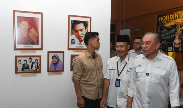 PM Anwar visits gallery honouring legendary actor Nordin Ahmad