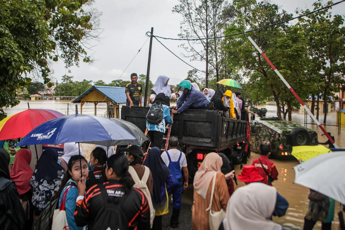 SPM exams proceed nationwide despite flood disruptions in eight states SPM exams proceed nationwide despite flood disruptions in eight states