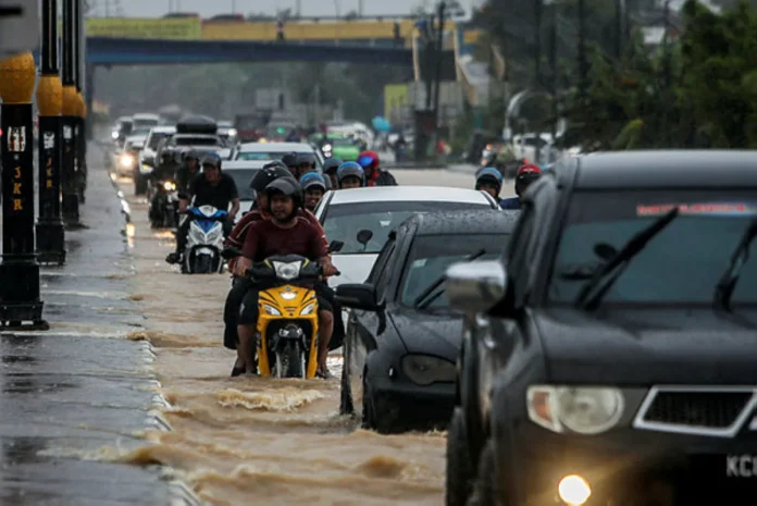 Flood crisis worsens as evacuee numbers rise across five states Flood crisis worsens as evacuee numbers rise across five states