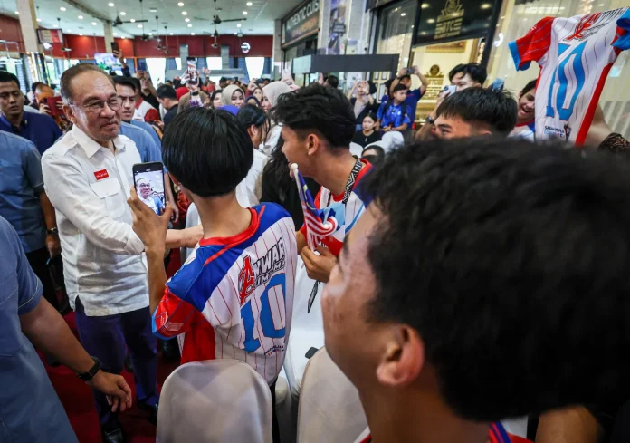 PM Anwar meets Tuaran traders, hears community concerns PM Anwar meets Tuaran traders, hears community concerns