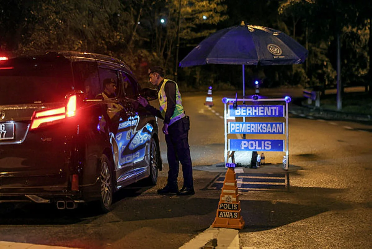 Police tighten security at Istana Seri Kinabalu after Sabah election Police tighten security at Istana Seri Kinabalu after Sabah election