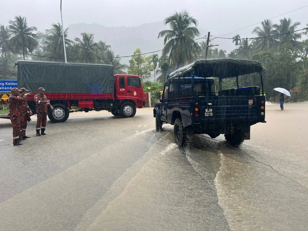 Padang_Besar_roads_closed_to_light_vehicles_due_to_flooding