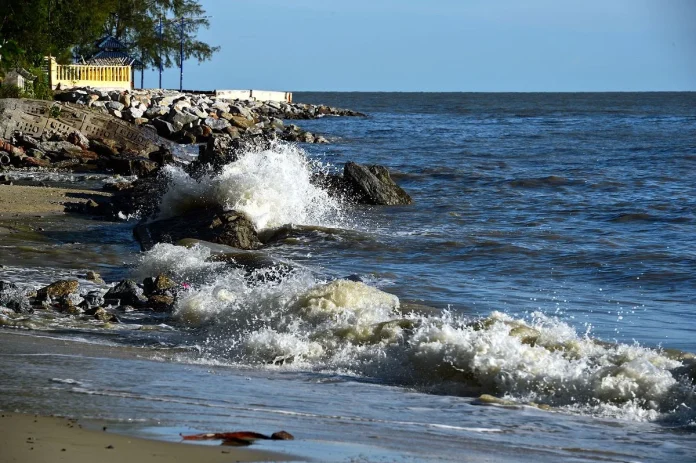 Pahang residents warned to stay alert for king tide season