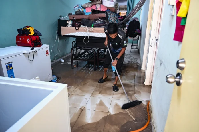 Penduduk_Chukai_bersih_rumah_selepas_banjir_surut