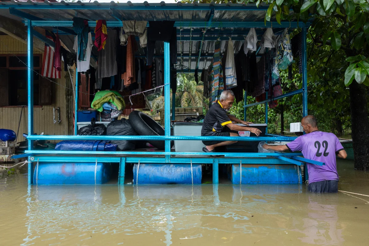 Penduduk_Pasir_Mas_bina_pelantar_besi_elak_barang_tenggelam_banjir