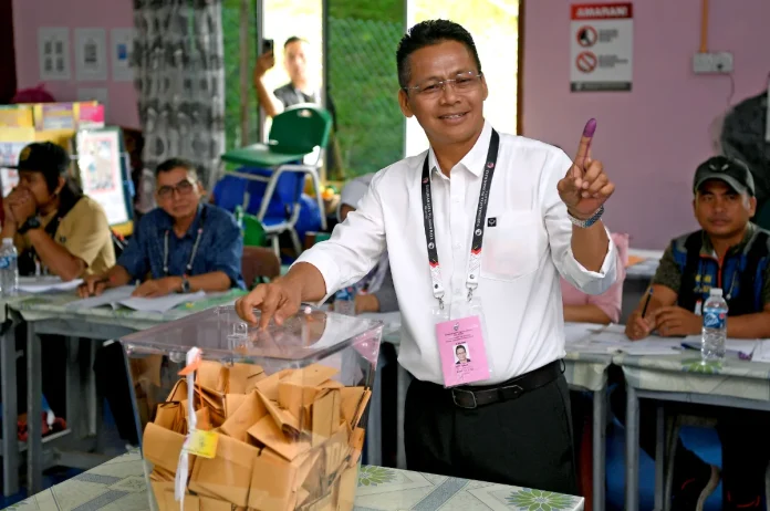 Peto_Galim_votes_early_in_Sabah_s_Inanam_13-cornered_contest Peto Galim votes early in Sabah's Inanam 13-cornered contest
