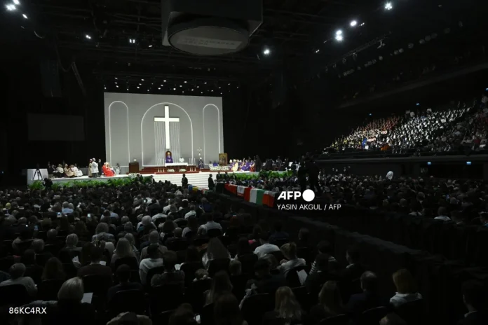 Pope_Leo_XIV_draws_thousands_to_rainy_Istanbul_mass