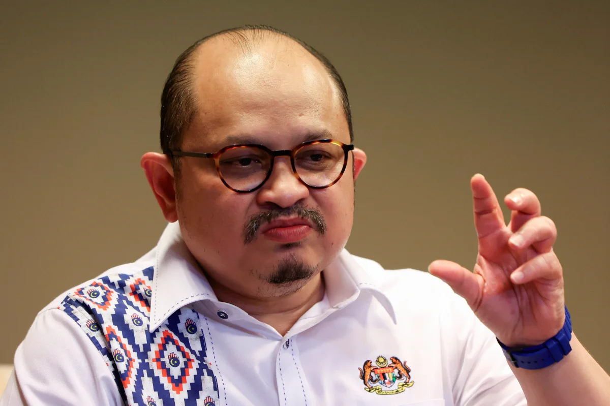 SPRM siasat dakwaan rasuah libatkan bekas setiausaha politik PM SPRM siasat dakwaan rasuah libatkan bekas setiausaha politik PM