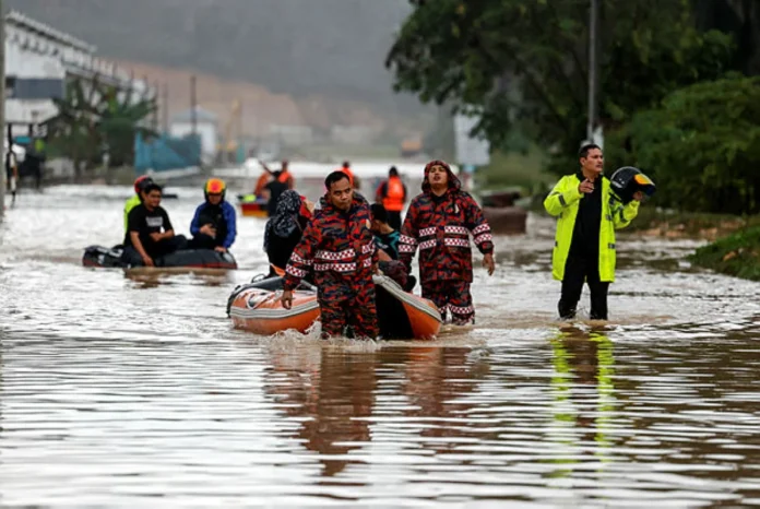 Over 1,000 flood victims evacuated across Selangor districts Over 1,000 flood victims evacuated across Selangor districts