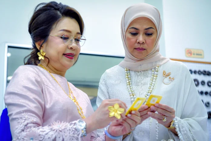 Selangor's Tengku Permaisuri launches Poh Kong's new Anggun jewellery line