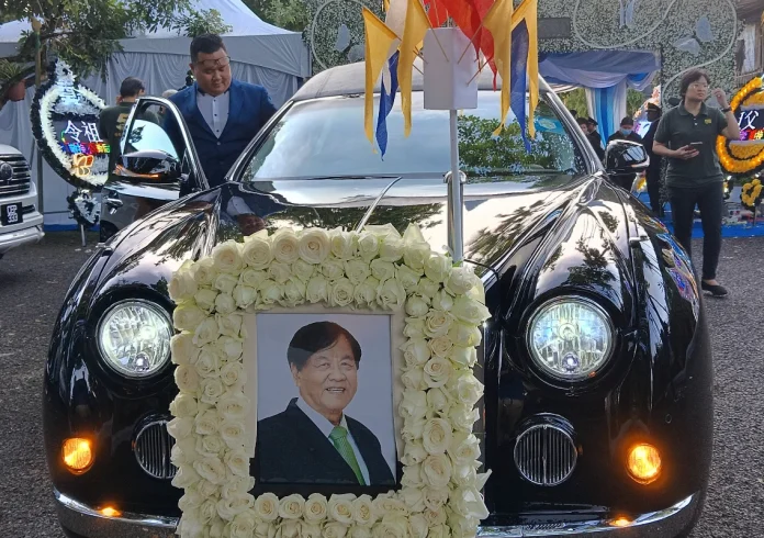 Timber and media tycoon Tiong Hiew King laid to rest in Sibu