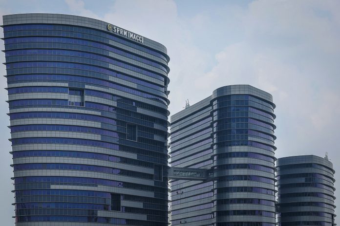 Bekas setiausaha politik PM beri keterangan di SPRM kes rasuah