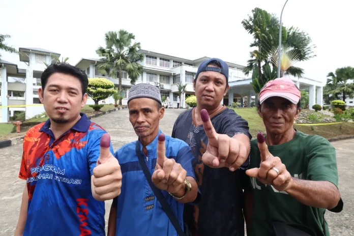 Sabah_voters_brave_morning_drizzle_to_cast_ballots_in_state_election Sabah voters brave morning drizzle to cast ballots in state election