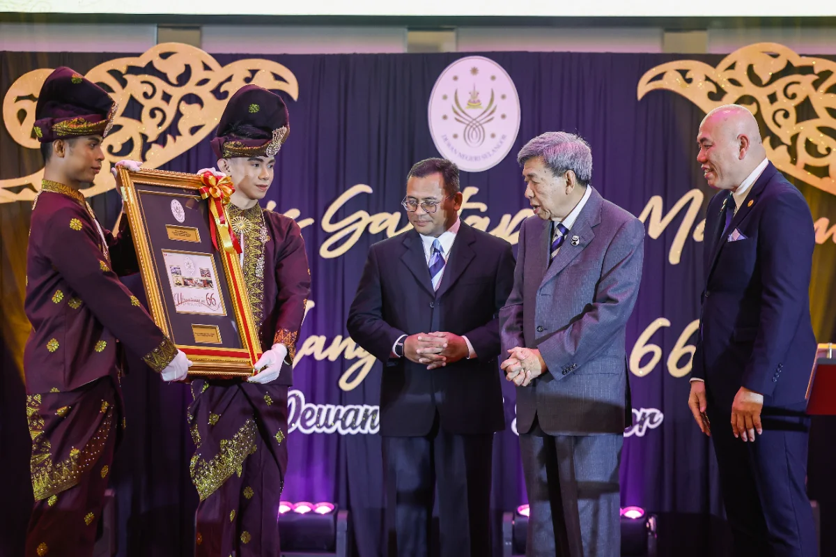 Selangor_Sultan_attends_state_assembly_s_66th_anniversary_dinner
