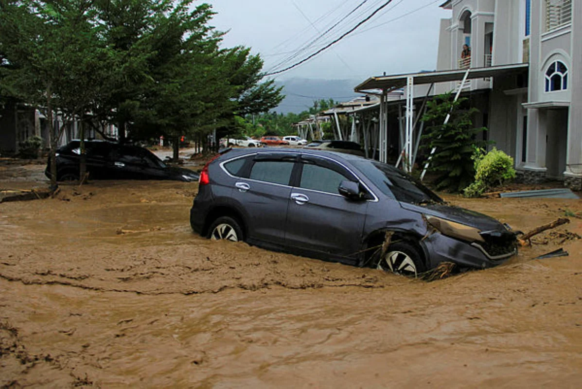 Southeast Asia flood death toll passes 160 as rescue efforts intensify Southeast Asia flood death toll passes 160 as rescue efforts intensify